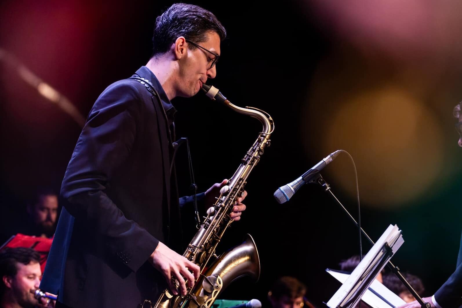 Saxophonist live auf der Bühne