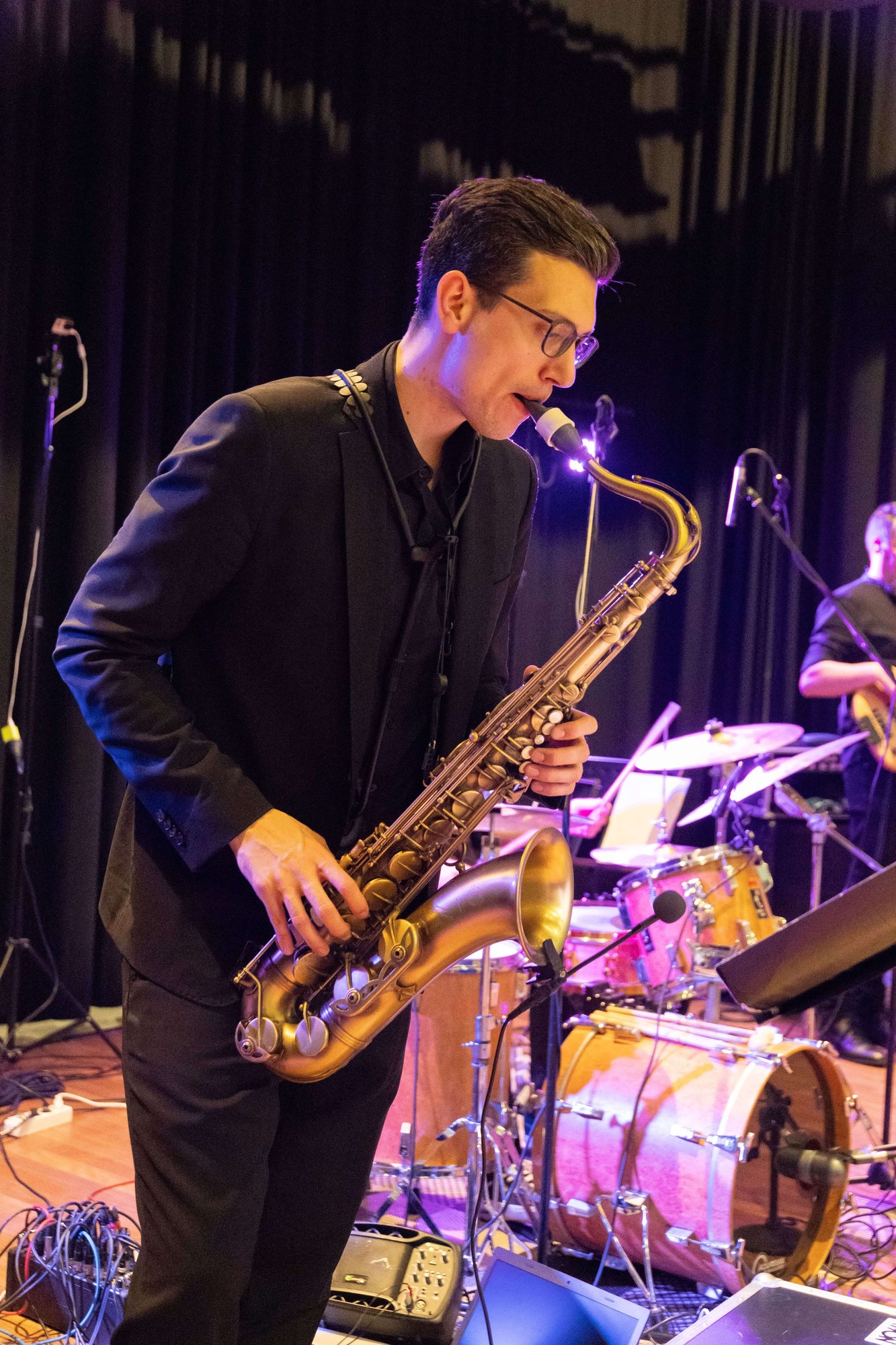 Saxophonist mit Band vor dem Schlagzeug