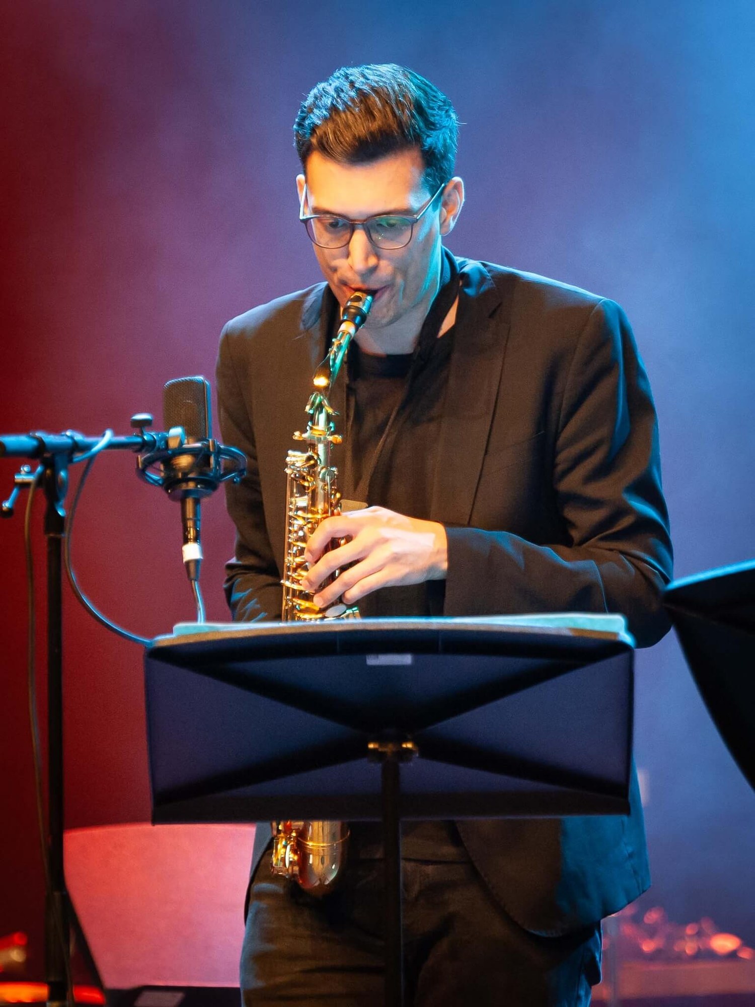 Saxophonist am Notenpult auf der Bühne