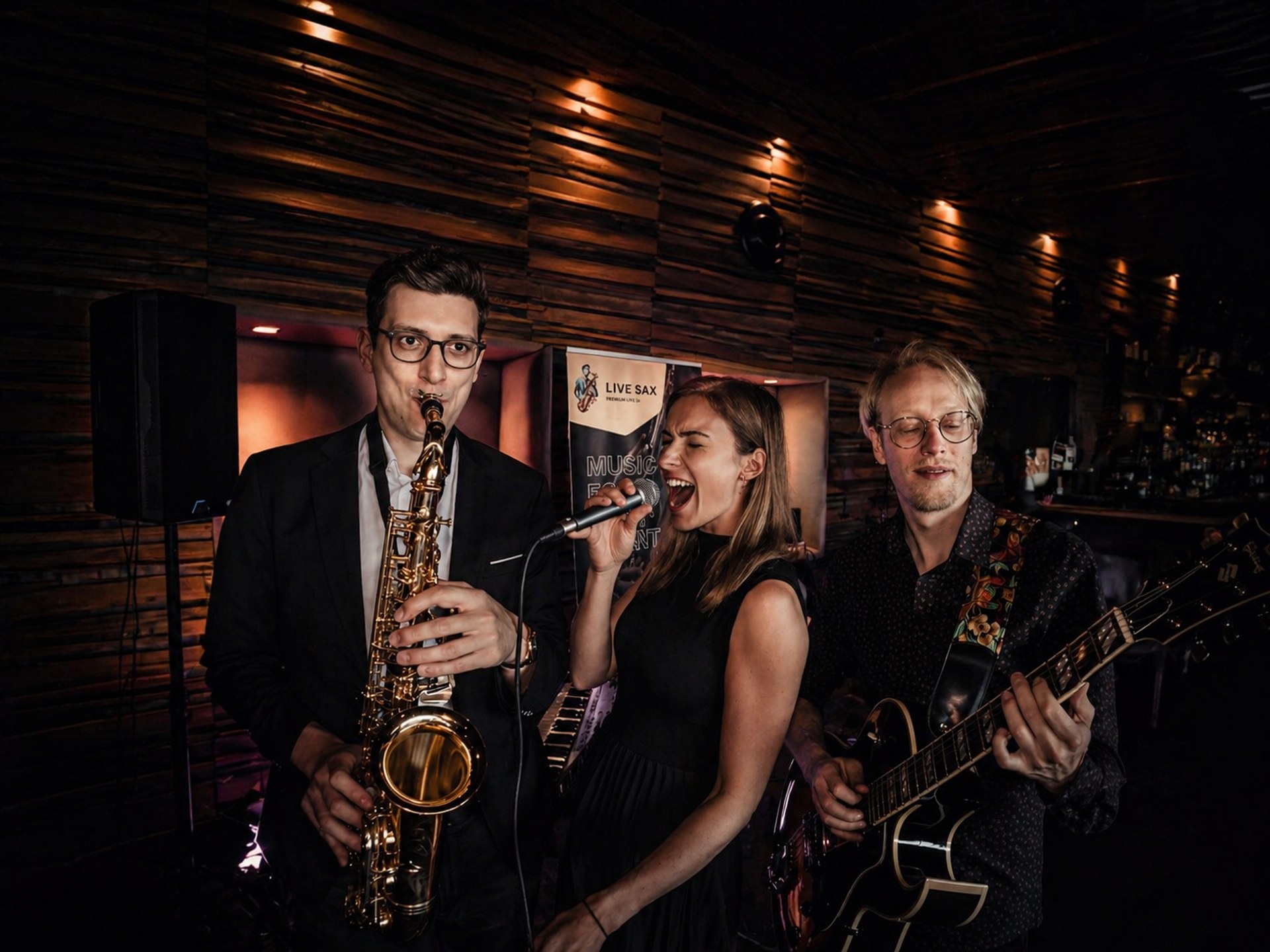 Saxophonist mit Gitarrist und Sängerin live