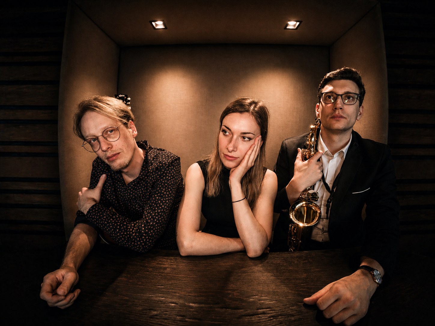 Saxophonist mit Gitarrist und Sängerin