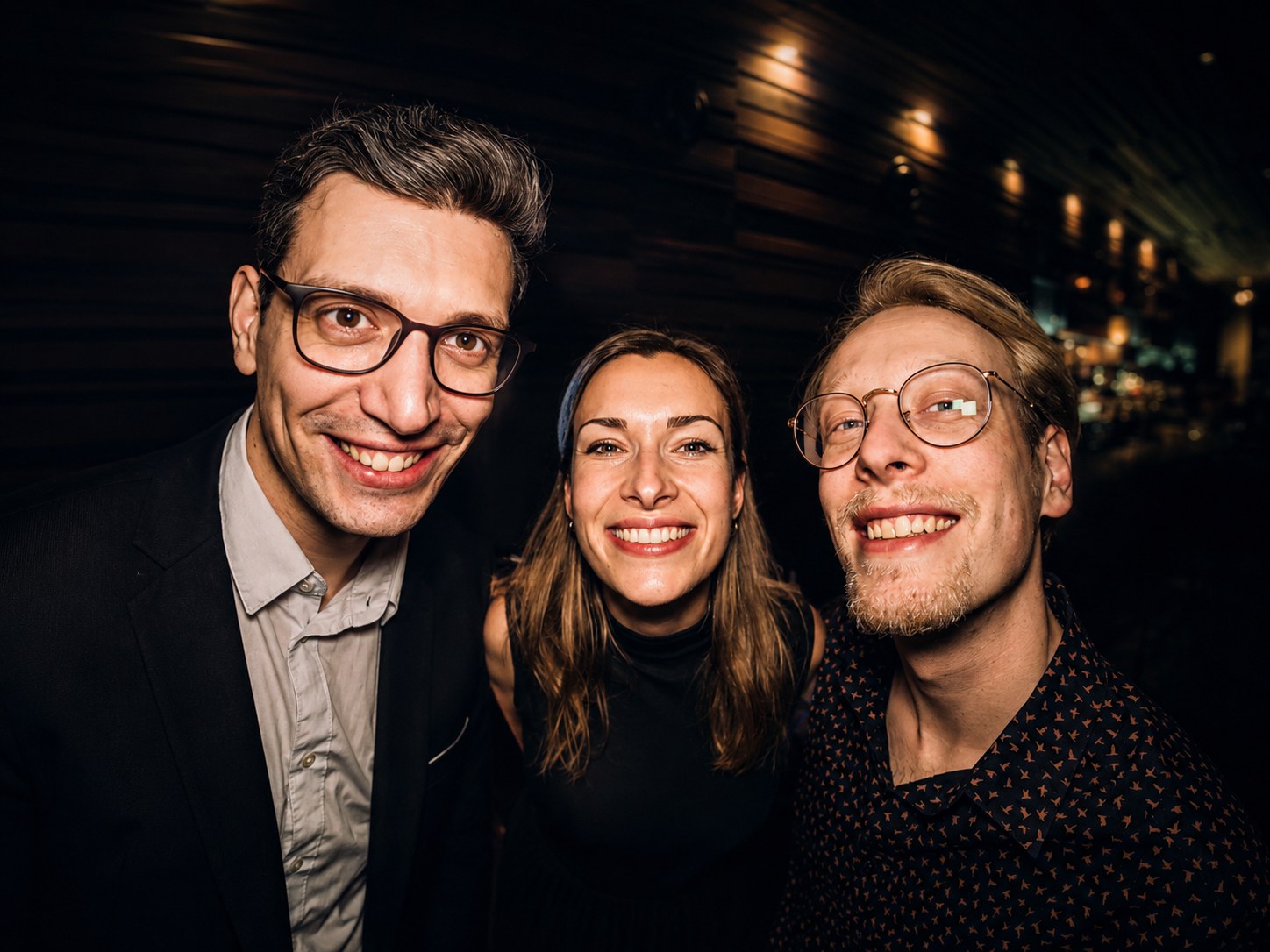 Saxophonist mit Gitarrist und Sängerin