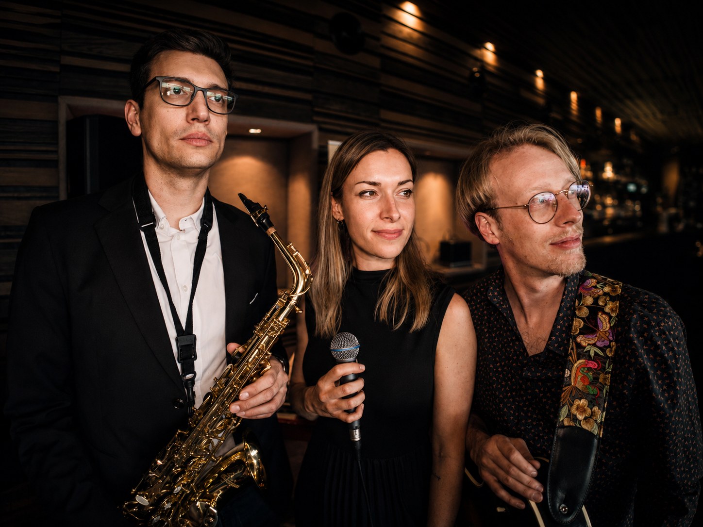 Saxophonist mit Sängerin und Gitarrist